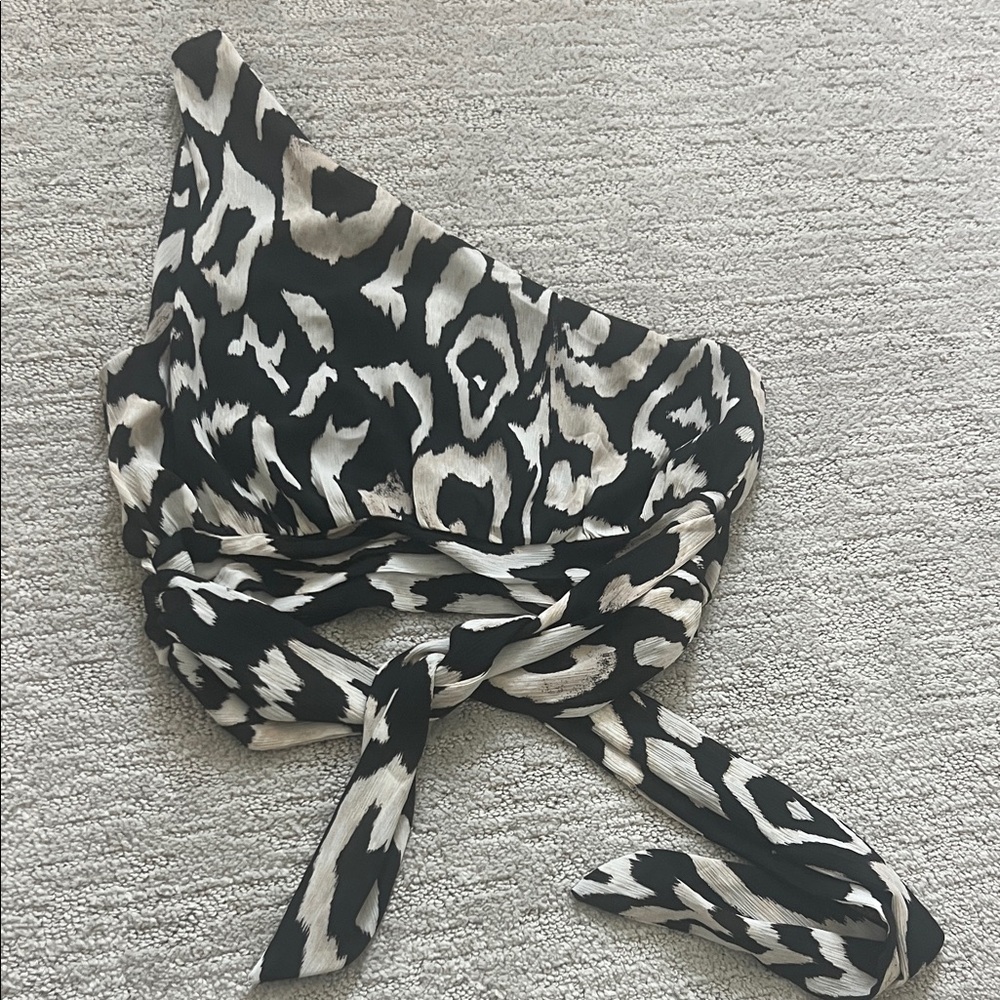H&M Black and Cream Pattern One shoulder cropped top